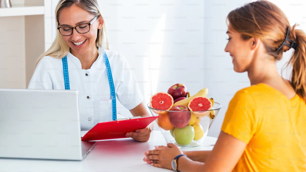 Vegan maaltijd met peulvruchten, groenten en granen voor sportvoeding