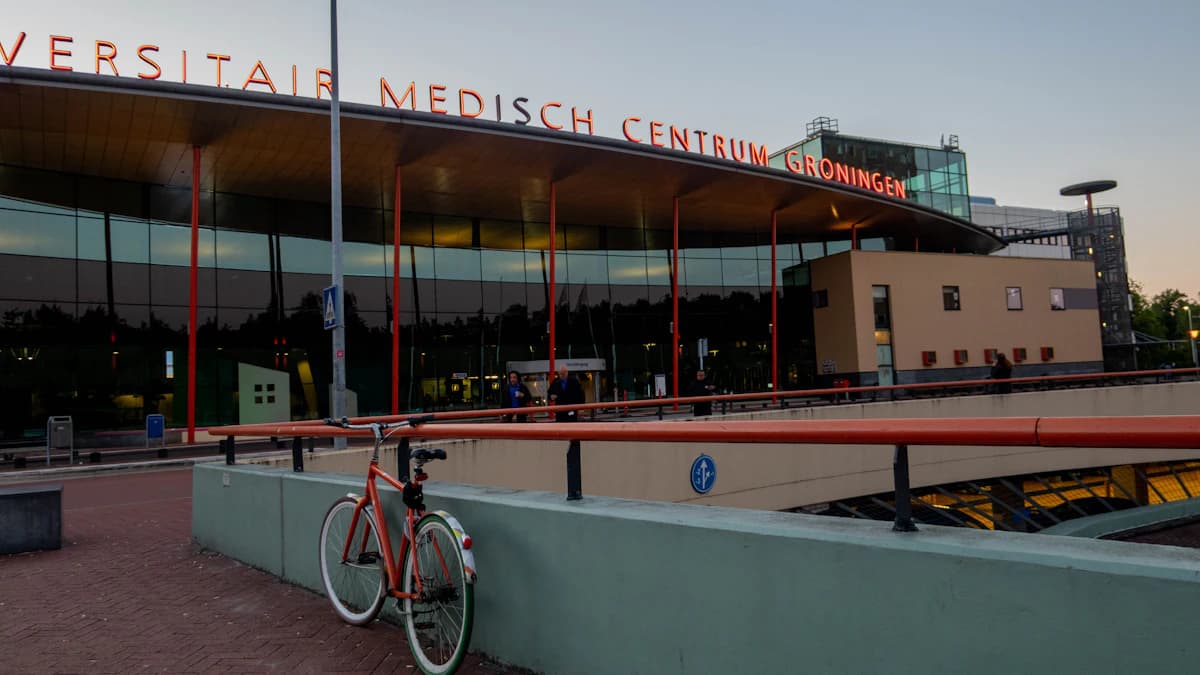 Sporter die drinkbus en wedstrijdvoeding klaarlegt voor een wedstrijd