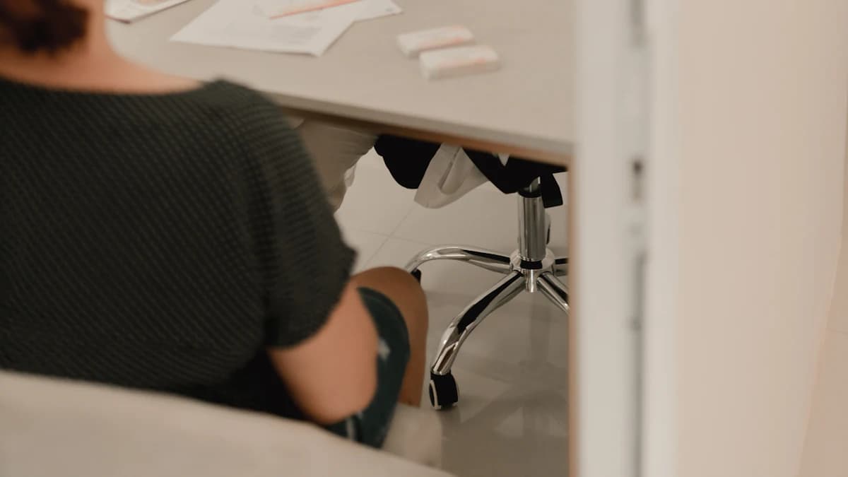 Persoon met gespannen kaak die nadenkt over gebitsslijtage door stress
