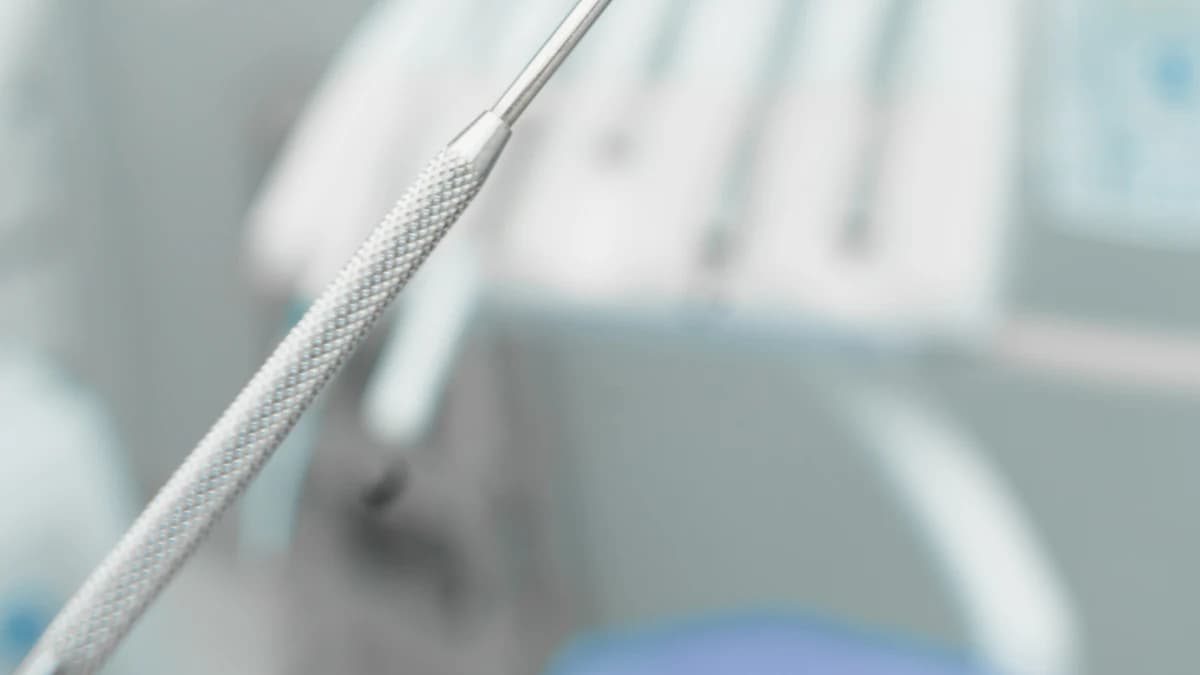 Tandartspraktijk met stoel en instrumenten klaar voor een eerste afspraak