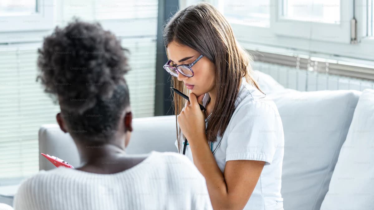 Oudere persoon oefent evenwicht in een veilige woonkamer met begeleiding