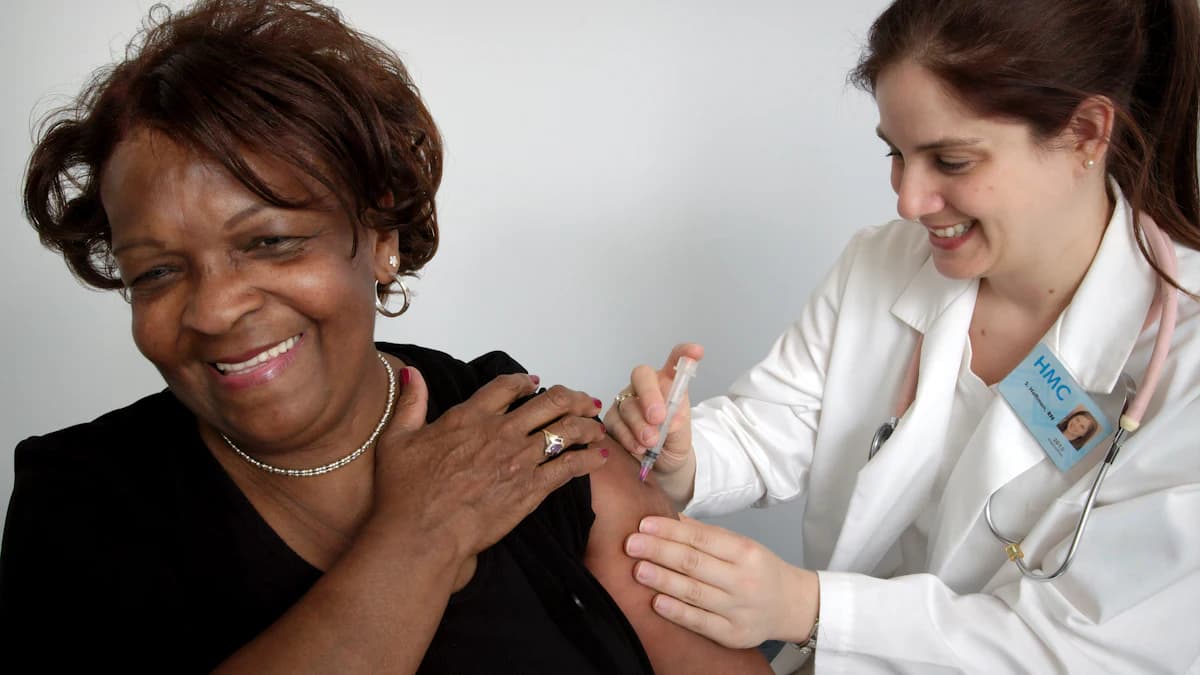 Oudere persoon bespreekt medicatie en duizeligheid met een zorgverlener