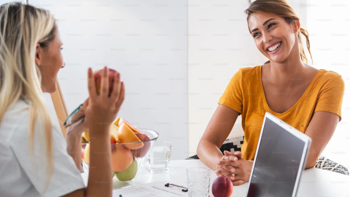 Smartphone met voedingsapp naast een kom groenten en notities
